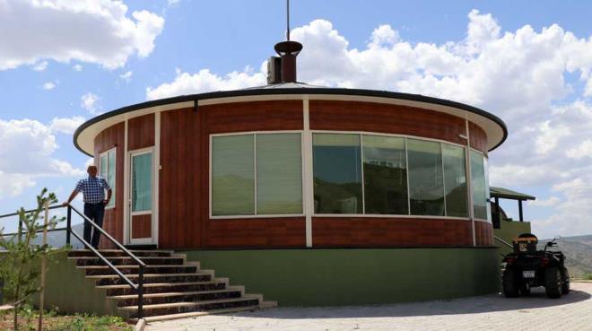 Kemah ilesine bal zdamar kynde dnyaya gelen Yavuz Peker, 1959 ylnda henz 12 yandayken almak iin stanbul'un yolunu tuttu. Uzun yllar mekanik ve metal sektrnde altktan sonra reklam ajans kuran 2 ocuk babas Yavuz Peker, yaklak 10 yl nce doup byd zdamar kyne dnd. Peker, satn ald arazilerde tarmla uramaya balad.