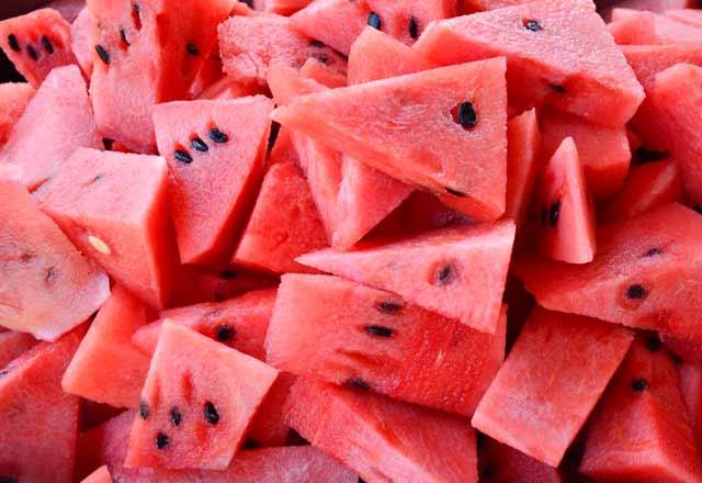 Peki, zararlarna kar forchlorfenuron isimli hormon nasl ayrt edilebilir? Forchlorfenuron hormonunun en belirgin grnmlerinden birisi karpuzda meydana gelen atlaklar. Uzmanlar bu tarz karpuzlara kar vatandalar uyaryor.