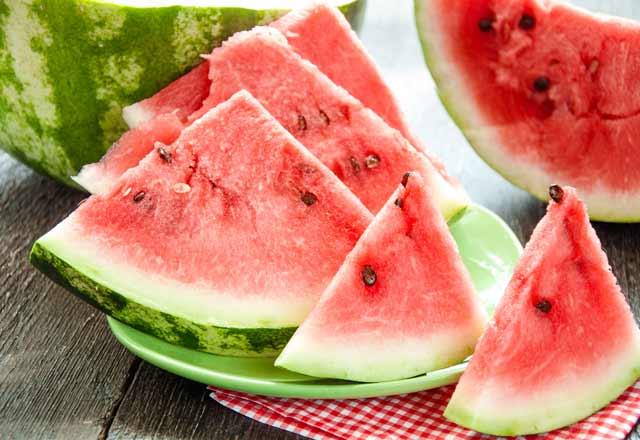 Karpuzlarda forchlorfenuron isimli hormon maddesi olduunun dier bir kant ise karpuzlarn doal olmayacak bir biimde olgun ve parlak grnmesi. Canl grnen bir karpuzu tattnzda kt ve aromasz bir tat alyorsanz karpuz ieriinde forchlorfenuron hormonu bulunuyor olabilir. Karpuzun tam rengini almam olmas ise yine hormon tehlikesini akllara getirmeli.