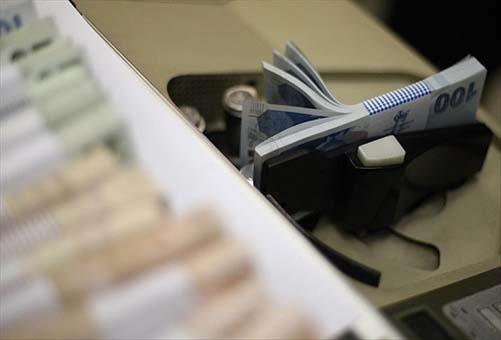 Trkiye sraf nleme Vakf ats altnda gerekletirilen eitimlerin ardndan mikro kredi ile evde retim destekleniyor. Trkiye Grameen Mikrofinans Program kapsamnda faizsiz geri demek kouluyla ev kadnlarna 5 bin liraya kadar kredi veriliyor. Kadn Emeini Deerlendirme Vakf araclyla giriimci kadnlara kredi kullandrlyor.