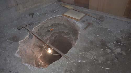 Bursa'nn Osmangazi ilesinde, babasndan kalan marangoz atlyesinde beton zemini kazd srada grd ta paralarn lahit zanneden Osman Bakrc (32), polis ile arkeologlar alarma geirdi. Atlyeye gelen arkeologlar, ta paralarnn tarihi eser nitelii olmadn tespit etti.