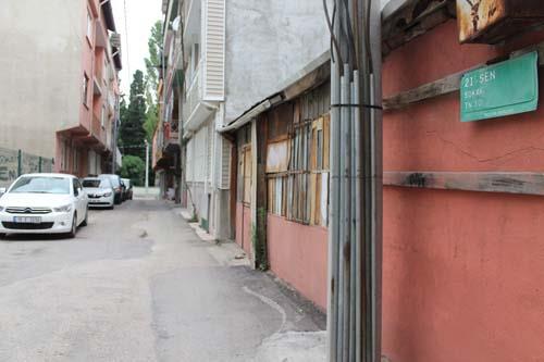 Sabah saatlerinde de eline ald kazma ve krek ile su borularn demek iin zemini kazmaya balad. Yaklak 2 metre derinliinde ukur kazan Bakrc, lahit paralarna rastladn zannederek, polisi arad.