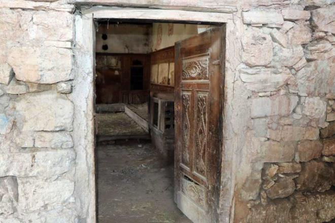 Bina Anadolu&#8217;daki ky odas formunun ok tipik bir rnei. Hem ierideki ahap ilemeleri bakmndan hem oturma dzeni bakmndan bir hiyerari toplumda var.