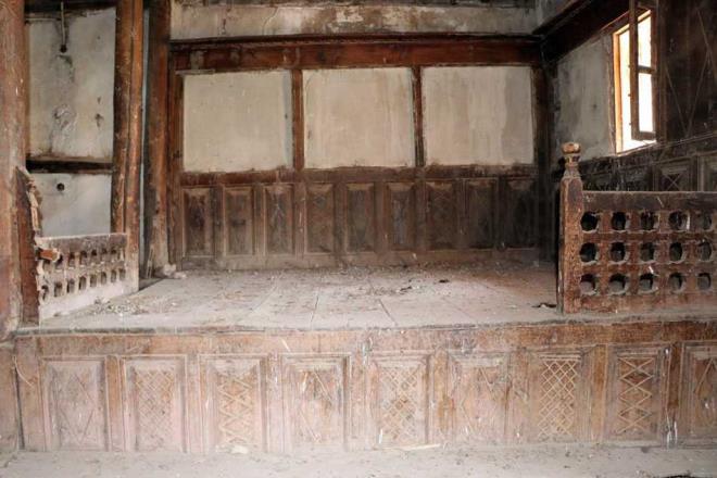 Gerek ilemeleri, gerek motifleri gerek ahap ve ta kullanmnda bir paylam olduunu burada gryoruz. Bina harabe kalmasna ramen halen nefes aldn bize hissettiriyor.