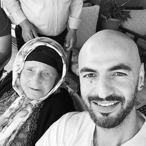 Elif ninesi vefat eden Soner Sarkabaday, onunla birlikte ekilmi bir fotorafn Instagram hesabndan paylat ve altna da u notu dt: