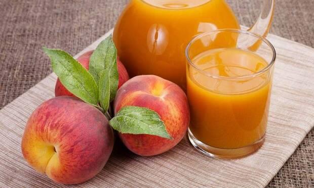 Yapsnda 9.54 gram karbonhidrat, 0.9 gram kadar protein ve 1.5 gram kadar lif ierii bulunan eftalinin 1 porsiyonu yaklak orta boy byklndedir ve 47 kalori civarndadr. Lif ierii zengin bir meyve olan eftaliyi kabuu ile birlikte tketmek ok daha salkldr. Scak yaz gnlerinde tansiyonun dengelenmesi iin olduka ideal bir meyvedir. Ayn zamanda C vitamini asndan da zengin bir meyve olan eftali baklk sistemimizin glenmesi iin de olduka faydal bir meyvedir. Grme duyumuzun gelimesinde ve vcudumuzun savunma mekanizmasnn geliiminde aktif rol oynar.