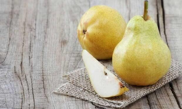 1 orta boyu 1 porsiyon meyveye e olan armut 100 gramnda 12.4 gram karbonhidrat, 2.9 gram lif bulundurur. Zengin lif ierii sayesinde kabuklaryla birlikte tketildiinde sindirim sistemine faydas olduka fazladr ve uzun sre tokluk salar. Kan basncnn dengelenmesinde de rol oynar. Bireylerde osteoporoz grlme riskini drd aratrmalarla ispatlanmtr. Folik asit ieriinin zengin olmas sayesinde hamilelik dneminde tketilmesi olduka faydaldr.