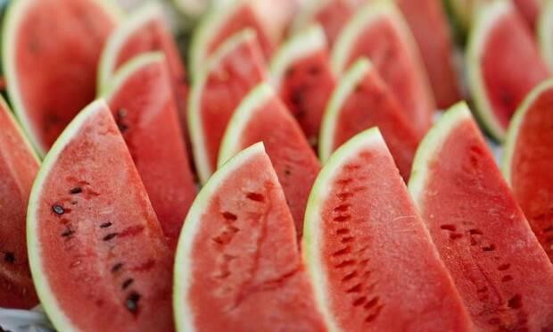 Yzde 95 orannda su ieren ve 100 gram yaklak 30 kalori olan yaz meyvelerinin vazgeilmezi karpuz 7.5 gram karbonhidrat, 0.6 gram protein, 0.4 gram lif ieriine sahiptir. Kalorisinin byk bir blm karbonhidrattan geldii iin kan ekerinin kontroln bozmamas asndan, tketirken yannda peynir gibi bir protein kayna ile tercih etmeliyiz. Karpuz serinletici etkisi sayesinde menapoz dnemindeki kadnlarn ve hamilelerin kurtarcsdr. Su oran yksek, lif ierii az olduu sindirimi olduka kolaydr. Bbreklerin aktif bir ekilde almasna destek salar. eriindeki likopen sayesinde kanserin oluumunu ve geliimini nleyici etkisi vardr.