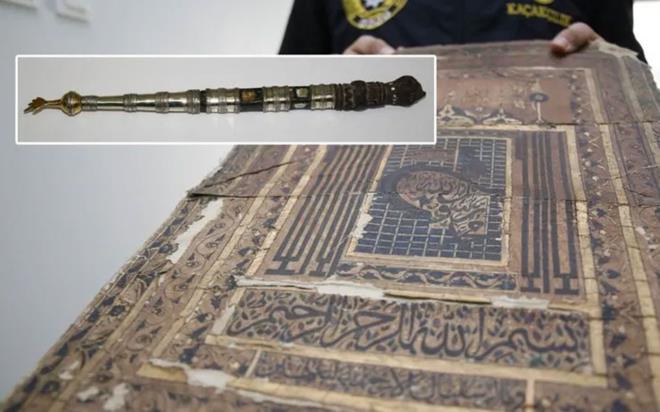 Trkiye'ye iade edilen 830 santimetre uzunluunda, 37 santimetre geniliindeki Seyitlik eceresi'nin 18. Yzyla ait olduu ve paha biilemedii belirlendi. Bir rneinin de Louvre Mzesi'nde olduu renilen Seyitlik eceresi kat zerine yazlarak tuvale yaptrlm. Hz. Adem'den balayarak peygamberlerin isimleri madalyonlar ierisine yazlm. Hz. Muhammed'in ismi tura biiminde ekillendirilerek vurgulanm. Madalyonlar, drt halife, Hz. Fatma ve 12 imam isimleri ile devam ediyor. Madalyonlar ve yaz aralar, dallar zerinde sralanan haneri yapraklar ve palmetlerle sslenmi.