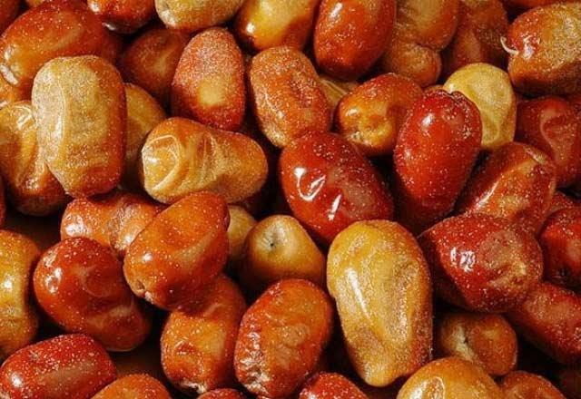 Palmitoleik asit, Dr. Ebru Erbay&#8217;n aratrmasndan nce zararl bir asit tr olarak biliniyordu. Ancak, Erbay bu asidin sanld gibi zararl olmayabilecei ynnde bir hipotez gelitirdi ve aratrmalarn bu hipotezin stne kurdu. Fareler zerinde yaplan almalara gre, palmitoleik asidin bilindii gibi zararl deil, aksine koruyucu bir etkisi var.    Yaplan deneylerde fareler yksek kalorili gdalarla beslendi. Damar sertlii oluan farelere bir eit ya olan palmitoleik asit verildiinde damar sertliinin durduu gzlemlendi. Dr. Erbay, palmitoleik asidin damarlardaki sertlie neden olan doymu yalar uzaklatrdn sylyor.