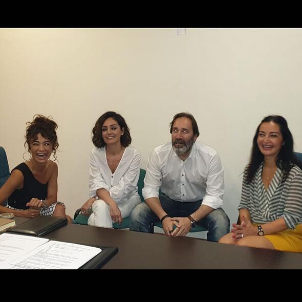 Sadece yakn arkadalarnn katld bir trenle nikah masasna oturan ift gzel haberi sosyal medyadan duyurdu.