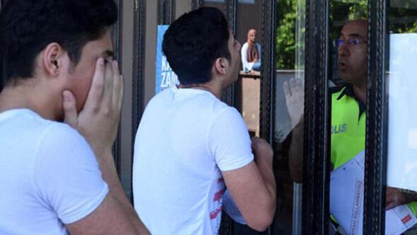 Konya'da Yksekretim Kurumlar Snav'nn (YKS) birinci oturumu olan Temel Yeterlilik Testi'ne (TYT) ge kald iin giremeyen renci, "Bu benim hayatmn snav" diyerek gzya dkt.