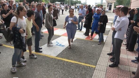 Samsun&#8217;da Yksekretim Kurumlar Snav (YKS) birinci oturumu iin snav merkezine kaplar kapanmaya saniyeler kala yetien bir aday, vatandalarn alklar arasnda snav merkezine girdi.