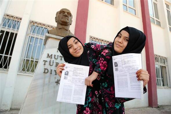 Kahramanmara'n Trkolu ilesinde yaayan siyam ikizleri lme, Seme ve Yerletirme Merkezi (SYM) Bakanlnca dzenlenen Yksekretim Kurumlar Snav'na (YKS) girmenin heyecann yaad.