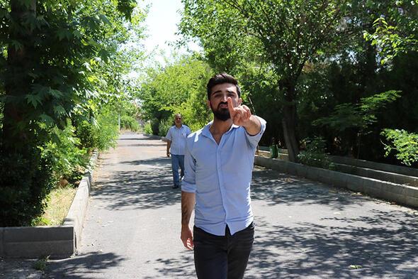 Diyarbakr&#8217;da Yksekretim Kurumlar Snav'nn (YKS) ilk oturumu olan Temel Yeterlilik Testine (TYT) ge kalan renci, 15 dakika kuralna taklarak snava alnmad. 1 dakika gecikmeyle snava alnmayan renci okul bahesinden karak snava giremedi.