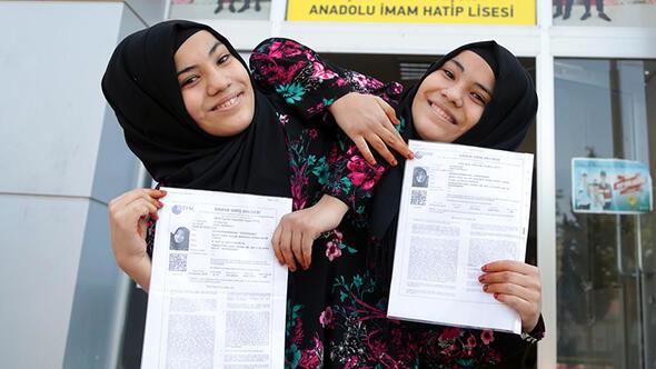 Hatice ve Yunus Tanrkulu iftinin ocuklar 18 yandaki siyam ikizleri Aye ve Sema Tanrkulu kardeler, dedeleri Abdullah Tanrkulu ile snava girecekleri merkez Onikiubat ilesindeki ehit Erol Olok Anadolu mam Hatip Lisesi'ne geldi.    Sema Tanrkulu Trkiye'de snava giren tek siyam ikizleri olduklarn belirterek btn rencilere baarlar diledi.