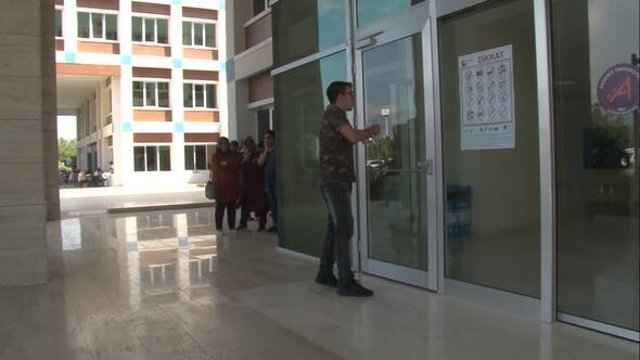 Antalya'da Temel Yeterlilik Testi (TYT) snav saat 10.15'te balad. Snavn balama saatinden 15 dakika nce adaylarn snav binalarna alnma ilemleri tamamlanrken, bir aday snava ge kald.    Kapnn kapandn fark eden gen aday, &#8220;Neyse artk yapacak bir ey yok&#8221; diyerek geri dnd.