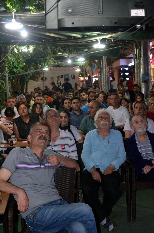 23 Haziranda yaplacak olan stanbul Bykehir Belediye Bakanl seimleri ncesi iki aday smail Kkkaya'nn moderatrlnde kar karya geldi. AK Parti aday Binali Yldrm ve CHP aday Ekrem mamolu ekranlarda tartrken vatandalar da ekran banda bu tarihi an yakndan takip etti.