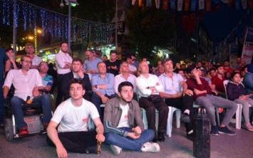 23 Haziran'da yaplacak olan stanbul Bykehir Belediye Bakanl seimleri ncesinde Ak Parti stanbul Bykehir Belediye(BB) Bakan Aday Binali Yldrm ve CHP BB Bakan aday Ekrem mamolu, smail Kkkaya'nn moderatrlnde bir araya geldi. Tarihi bulumay vatandalar, meydanlarda kurulan dev ekranlar ve kahvelerde izledi.