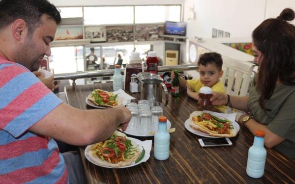 Sivas'tan gezi iin Gaziantep'e gelen Hasan Yldrm, "Biz 10 yl burada kaldk. Daha nce memlekete gtrmtm. imdi ne zaman Gaziantep'e gelsem evremdekiler hep nohut istiyor. Ben de burada paket yaptrarak yanmda gtryorum. Bu lezzeti baka bir yerde bulamyoruz. Mthi derecede besleyici bir ey hem ok salkl hem ok ucuz" diye konutu.