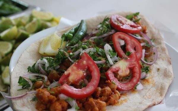 1 saat piiyor: Kesen, u aklamalarda bulundu; "Gaziantep yresinde yetitirilen nohutlar bir gece nceden slatyoruz. Daha sonra szerek zaman ayarl kazanlarda yaklak 1 saat piiriyoruz. stee gre acl ve sade olarak servis ediyoruz. Buraya gelen yerli ve yabanc turistlerin geneli nohut drmn ok beeniyor ve geri dndklerinde evresindekilere tavsiye ediyor."