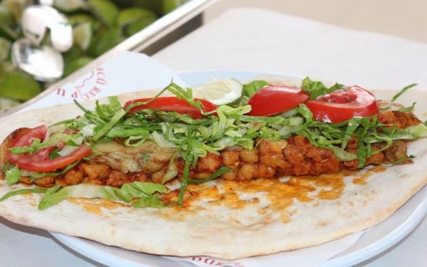 UNESCO 'Yaratc ehirler A'nda yer alan Gaziantep'e zg acl ve sade nohut drm byk ilgi gryor. Geceden slanan nohutlarn kemik suyu ile piirilerek ac toz biber ve eitli baharatlarn karmas ile yaplan nohut drme evre kentler ve yurt dndan da talep geliyor.