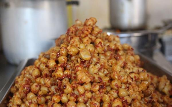 Poplerlii gnden gne artan nohut drm iletmecisi Ahmet Kesen, zellikle gurbetilerin ve evre illerden gelen vatandalarn istekleri dorultusunda pimi nohudu zel yntemlerle soutarak istenilen yere ulatrlmasn salyor. Ayrca nohut drmnn kentin yemek kltrnde nemli bir yere sahip olduunu ifade eden Kesen, bu lezzetin hazrlan ve bilinmeyenleri hakknda bilgi verdi.