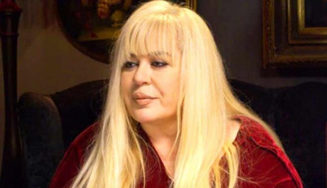 1979 ylnda ilk dikkat eken almas Esin Engin aranjeli, szlerinde ve mziinde Orhan Gencebay imzas bulunan 'Gnl' ile patlama yaparak, 1980 ylnn 45'lii seilen ikinci ve son 45'lii "Gnl - Yaman Olurum" ile Altn Plak dln almaya hak kazand. 1980 ylnda ilk albm "Seni Seviyorum" adyla piyasaya kt, onu ayn yl iersinde "Sevgiler" izledi. Artk kaplar almt. Hem de Paris'e kadar ... 1982 ylnda, Paris'te, Eyfel Kulesi'nde, 'Binbir Gece' ad altnda Trkiye'yi tantc konserler verdi. Sadece bununla da kalmad, bir yl sonra Paris'teki Olympia'da bir resital iin sahneye kt.