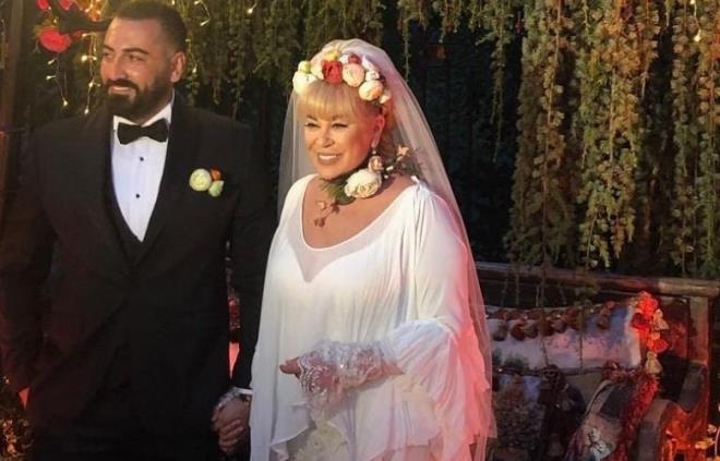 Zerrin zer'in hayatnda 3 yldr olan Murat Aknc hakknda ortaya atlan dolandrclk iddialarnn ard arkas kesilmiyor. Baarl sanatnn bu durumdan haberi olmadn savunan madurlar, Zerrin zer'i kocas hakknda uyard.