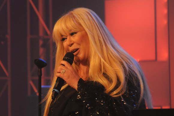 1987 ylnda son LP'si "Dayanamyorum" adl albm kt. Ertesi yl kan "Dnya Tatls" albmyle (ilk CD'si) yeniden pop mziine dn yapt.