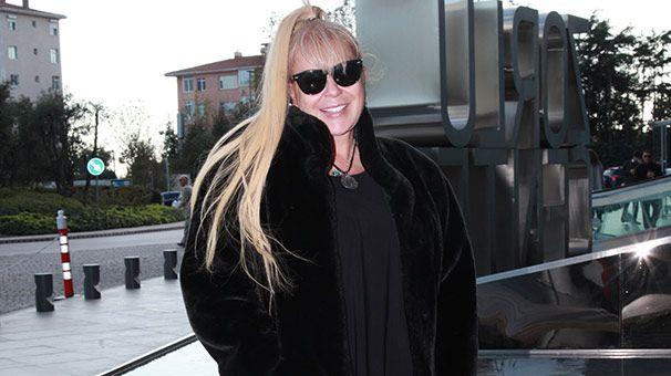 1981 ylnda "Ve Zerrin zer" albmyle arabeske yneldi. Bu yneli sanatya olan ilgiyi artrd. 1982'de "Gelecek Misin?", 1984'te "Mutluluklar Dilerim", 1985'te "Evcilik Oyunu" ve "Krmz" adl albmleri kt. Krmz albmnde "Eminem" ve "Dom Dom Kurunu" arklarn "ntuv Ene" ve "Merhaba Ya Habeyip" adlaryla Arapa seslendirdi.