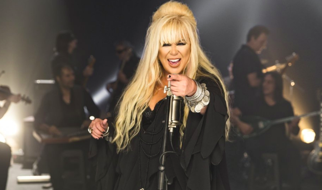 1990 ylnda kan "te Ben" albmyle en iyi albm dln kazand. Ayn yl mzisyen Alper nal'la evlendiyse de ertesi yl boand. 1991 ylnda "Sevildiini Bil" albm yine ok satt ancak ertesi yl kan "Olay Olay" albm bekledii ilgiyi grmedi ve bu hayalkrkl sanatnn mzie birka yl boyunca ksmesine yol at.