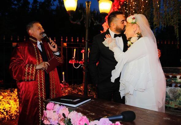 Baka bir madur ise beni sosyal medyadan buldu. nce flrt olarak baladk bana kar ok iyi davranyordu. Ama daha sonra benden para istemeye balad diyerek Murat Aknc hakknda inanlmaz iddialar ortaya att.