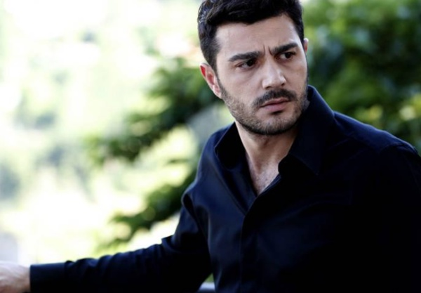 Birkan ve Serpil kamaya alrken polis tarafndan yakalanyor! Murat ise yllardr bekledii ameliyata sonunda giriyor! Yasemin ve Cem arasnda buzlar eriyecek mi? Murat ameliyattan ktktan sonra duyabilecek mi?