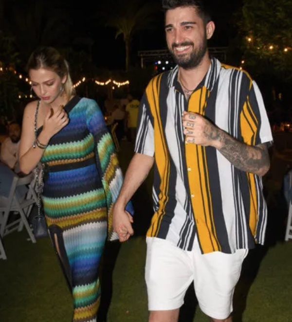 te yandan dnde sahneye kan do Tatlses,  ark syledi. do sahnedeyken sevgilisi Yasemin efkatli ise onu cep telefonuyla videoya ald. Dn sonras mekandan el ele ayrlan ift, evlilik ynndeki sorular ise u ekilde yantlad;