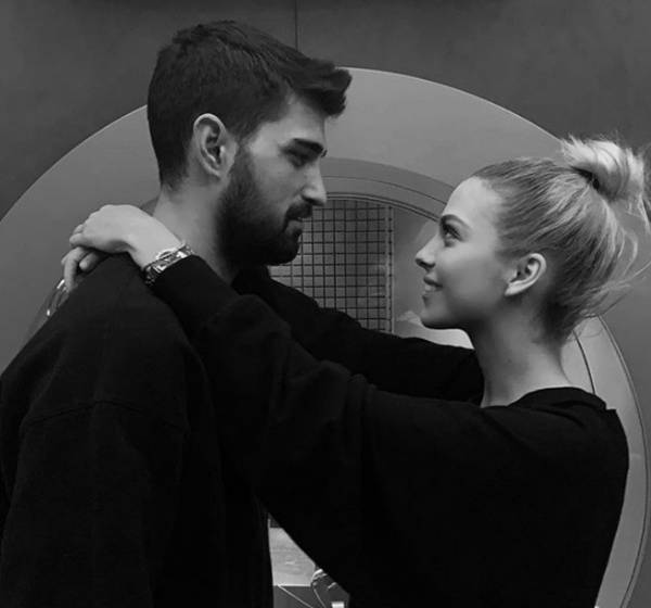 efkatli, getiimiz gnlerde sevgilisi do Tatlses ile birlikte ekilen karesini sosyal medya hesabndan paylamt. efkatli'nin kalp emojisi ile yaynlad kare ok sayda yorum ve beeni almt.