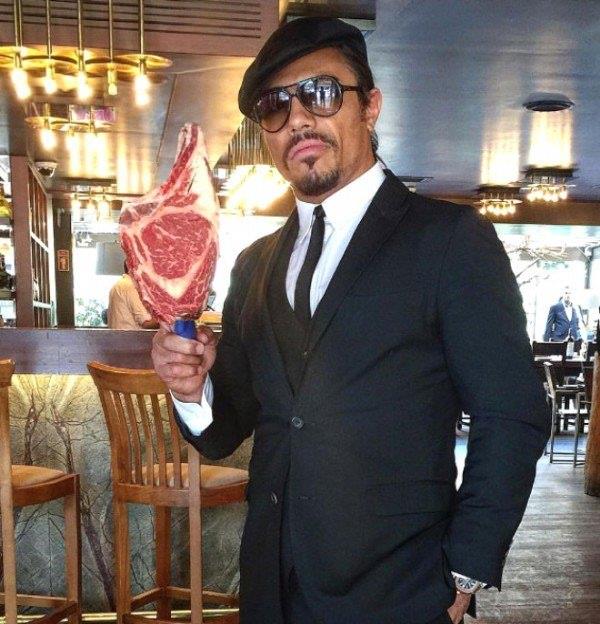 Patek Philippe'in Nautilus Jumbo Gold modeli Nusret'in tercih ettii saattir. Saati deeri ise 330 bin TL olduu renildi.