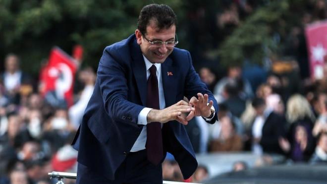 Bugn son anketi yaynlayan REMSES'in seimlere ilikin deerlendirmeleri de nemli. Remses'in mdr Emre imanlar, unlar syledi:  <br>-"Trkiye&#8217;de semen kitlesi byk l de kutuplam durumda. Ak oturum sonras sosyal medyaya baktmzda bir tane bile kendi adayn eletiren yok.