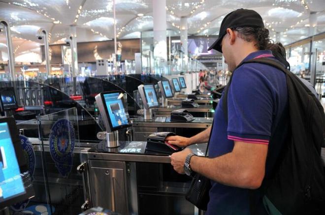 Sistem sayesinde yolcular yz tanma ve parmak izi kontrollerinin ardndan 18 saniye ierisinde havalimannda 16 geli,10 gidi ve 4 transfer alannda yer alan toplam 30 hzl pasaport gei bankosundan geebiliyor.Trkiye Cumhuriyeti pasaportu tayan ve 18 ya stndekilerin yararlanabildii sistemin donanm, GA IT tasarmna uygun olarak yerli bir firma tarafndan yapld.