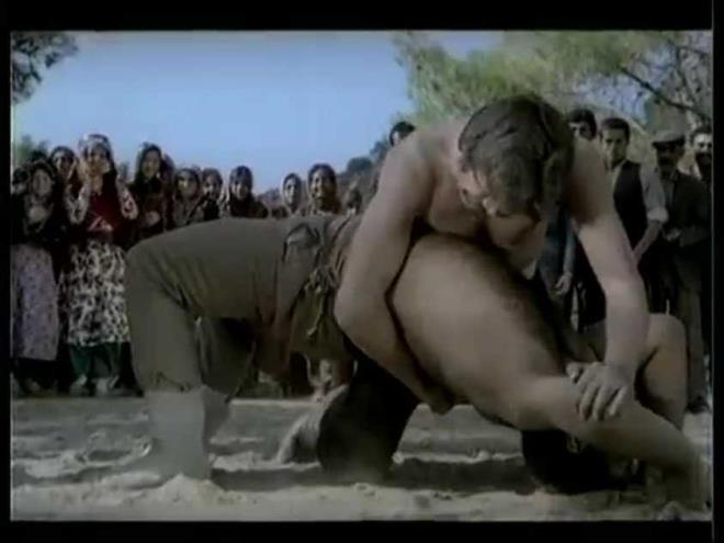 Biz bunu filmin altna yazmadk ama doktorlar gece bana 7 8 tane reete yazd, ben o ylban hastanede geirdim.