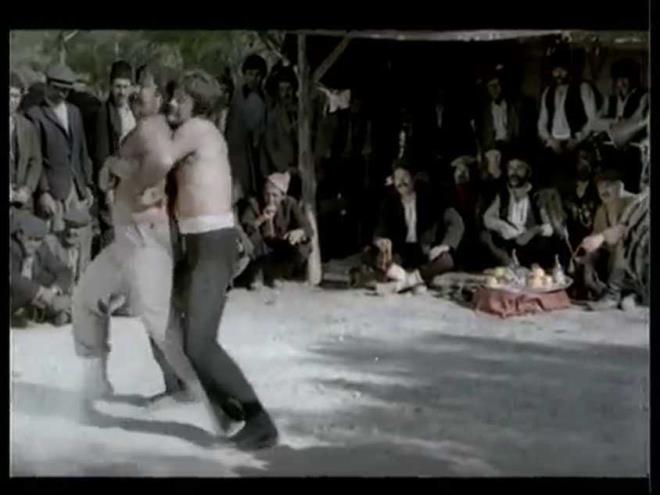 Ve biz ekime baladk. O bir oyun yapyor, ben bir oyun yapyorum. Oyunlar uzad. Yenilme zaman gelince rejisr arkada yavaa yaklap iaret etti yenil diye.Adamn gzne bir baktm yenilmek bir yana daha da fkeli. Rejisrn sesi ykselmeye balad, &#8220;Abi yenil&#8221;.