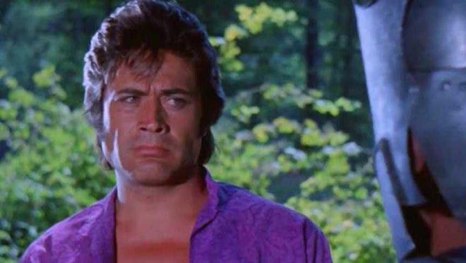 Antalya&#8217;da bir film ekiyorduk. Bir dn sahnesi ekiyorduk. Damadn oralarn trelerine ait olarak biriyle gremesi gerekiyordu. Dn sahnesini hazrladk ve grei arkada bekliyoruz. Uzun sre bekledik, sonunda arkada geldi. Bir de baktm benim 2 mislim bir adam.