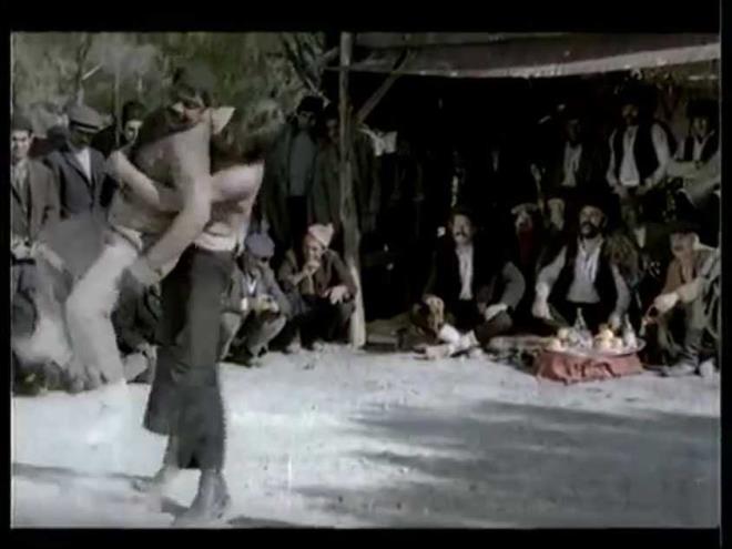 Ama biraz yal ve antrenmansz olduu iin nefesi kesilmeye balad. Bir judo oyunu var kol kapma ona getim, kolunu tuttum. Bu oyun olduka tehlikeli. Ben iddetle bu oyunu tatbik edince beraberce yere dtk. Aslnda onun dmesi gerekiyordu. kimiz birden yere dtk. Bir anda yerden frlad, &#8220;Rejisr msn nesin bunu filmin altna yaz, ben yenilmedim, berabere kaldk&#8221; diye bard.