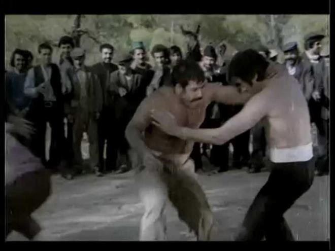 Adam yenilmiyor daha da hrsl. Kaldrp kaldrp yere vuruyor beni. Yenilmiyor, daha da fkeli. Rejisrn sesi daha da ykseldi, &#8220;Allah akna yenil&#8221; diyor. Bir ara benim kafam tuttu, kulama dedi ki, &#8220;Hem parayla adam tutuyorsun yeniyorsun hem de Malkoolu oluyorsun. Bu yzden sana yenilmeyeceim&#8221;