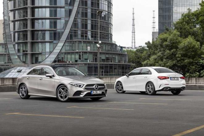 MERCEDES, A SERS SEDAN LE HAZRAN SATILARINI ARTIRMAYI PLANLIYOR<br>      Alman retici Mercedes, snftaki ilk sedan modeli A-Serisi Sedan&#8217; benzinli ve dizel motor seenekleri ile 246.100 TL&#8217;den balayan fiyatlarla haziran ay itibaryla Trkiye&#8217;de sata sundu. Mercedes, A-Serisi Sedan&#8217;n 2019 yl toplam satlarnn en az yzde 10&#8217;luk dilimini oluturmasn ve markaya premium kompakt snf liderliini yeniden kazandrmasn bekliyor.