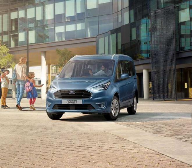 Yeni Ford Tourneo Connect ise 1.5L 100PS ve 120PS dizel motorlar seenekleriyle sunulurken, 3 yl snrsz kilometre garantisi bu modelde de salanyor. Marka Yeni Transit Connect&#8217;i Trend paketiyle 1.5L Dizel 100PS motor ve manuel anzman seeneiyle sunarken, sadece ksa asi ile sunulan yeni Tourneo Connect ise Deluxe ve Titanium sata sunuldu. Deluxe paket; 1.5L Dizel 100PS motora sahipken, Titanium paketi ise 1.5L Dizel 120PS 8 ileri otomatik ve 6 ileri manuel anzman seenekleriyle sata sunuluyor.