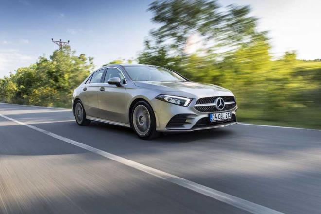 BR DZEL DER BENZNL K MOTOR SEENE    <br>  Mercedes, A-Serisi Sedan&#8217; biri dizel ve dieri benzinli olmak zere iki farkl motor seeneiyle mteriye sundu. Yeni A 200 Sedan&#8217;da benzinli versiyonda 246.100 TL&#8217;den balayan fiyat, AMG versiyonu iin 294.600 TL&#8217;ye ulayor. Mercedes&#8217;in dizel versiyon olarak belirledii Yeni A 180 d Sedan&#8217;n balang paketinde ilk fiyat 253.200 TL olarak belirlenmiken, AMG versiyonunda fiyat 301.400 TL&#8217;yi buluyor.