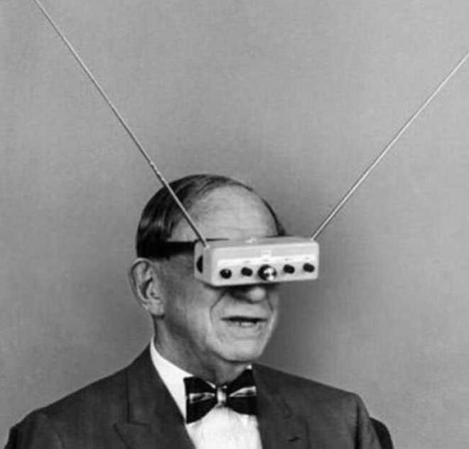 RENKL TELEVZYON GZL<br>      Google&#8217;n akll gzl Google Glass&#8217;ndan yllar nce bir mucit televizyonu renkli izleyebilmek iin bir gzlk icat etti.