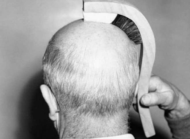 HEM PARLATIYOR HEM TARIYOR  <br>    ABD&#8217;li bir mucit tarafndan yaplan bu aletle insanlar salarn tararken bir yandan da parlatyordu.