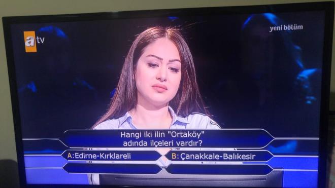 ODT'de siyaset bilimi ve kamu ynetimi blm ikinci snf rencisi olan Ezgi Hanm ayn zamanda stanbul niversitesi'nde uzaktan letme okuduu sylemesi ekran bandakilerin beklentisini arttrd.      Peki ODT'l yarmac hangi soruda elendi de sosyal medyann diline dt? 30 binlik 8. soruya gelen Ezgi Grses'e -Hangi iki ilin Ortaky adnda bir ilesi vardr- sorusu ynetildi.